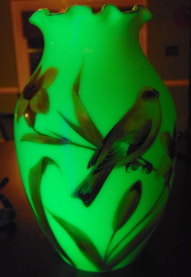 Jarrón de vidrio antiguo victoriano bohemio pintado a mano arte pájaro y lirio BRILLA UV+ Foto 2 de 4