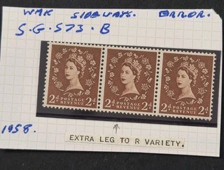 GB Q E II 1958 65 SG 573 2D STRIP OF 3 WITH EXTRA LEG TO R FLAW M/MINT