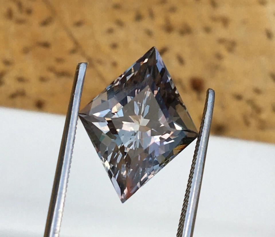 Excellent bio quartz kite cut loupe clean gemstone beautiful mermaid 4.75 carat - Image 3 of 4