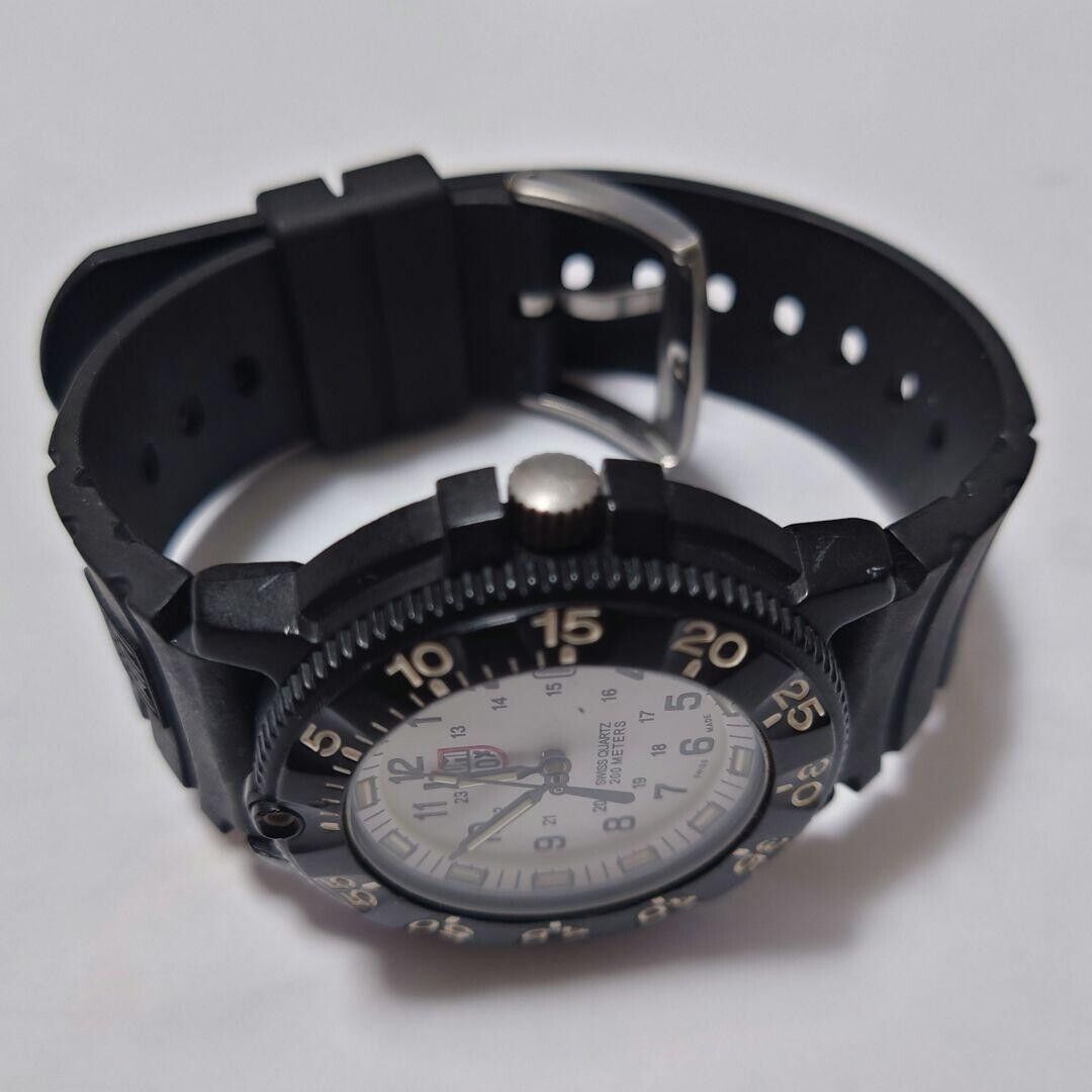 LUMINOX SERIES 3000/3900 V3 Men's used watch analog date LUMINOX SERIES 3000/3900 V3 Men's used watch analog date