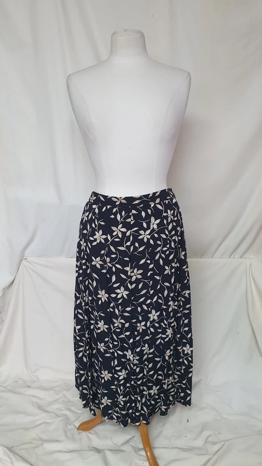 Women Linen Skirt StMichael, Black, Floral print, 32" Waist, 33" Length, 1716