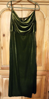 green velvet bridesmaid dresses TH&TH Celeste Velvet Bridesmaid Dress In Forest Green main image 1