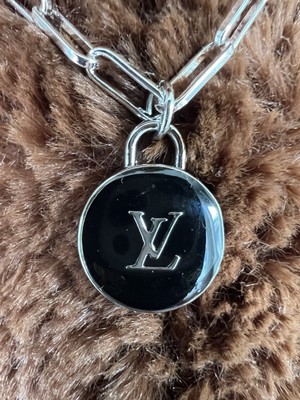 Louis Vuitton ネックレス シルバー/ブラック Louis Vuitton Zipper Pull Double Sided LV Black Skittle Charm