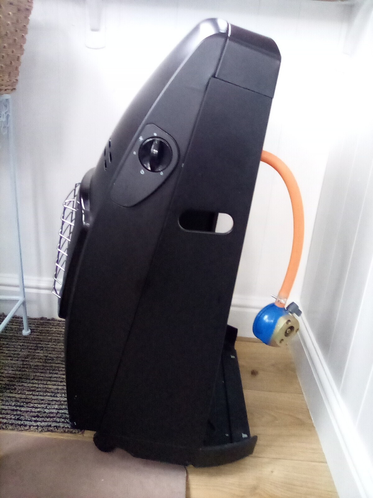 De'longhi blue flame gas heater fire plus two empty 15kg butane bottles