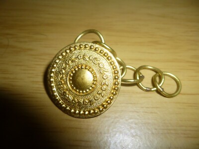 Vintage runde Schild Haarnadel Brosche ?????? curio unsure.MISSING PIN (D32h)