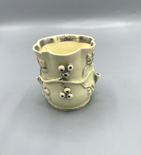 Pot en faïence ivoire de