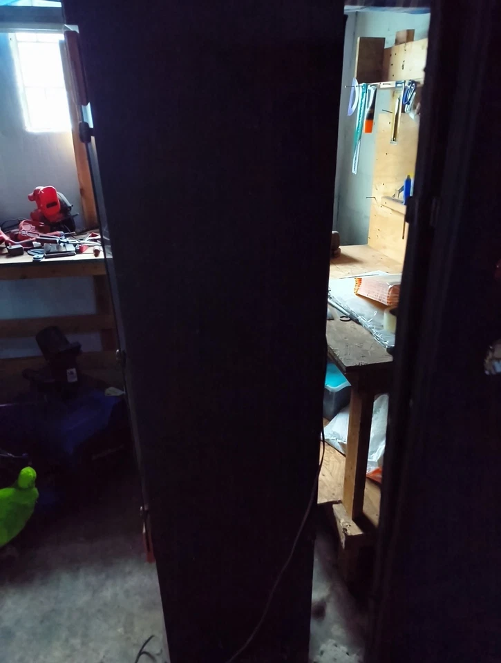 Vitrine preta com prateleiras de vidro - Imagem 2 de 4