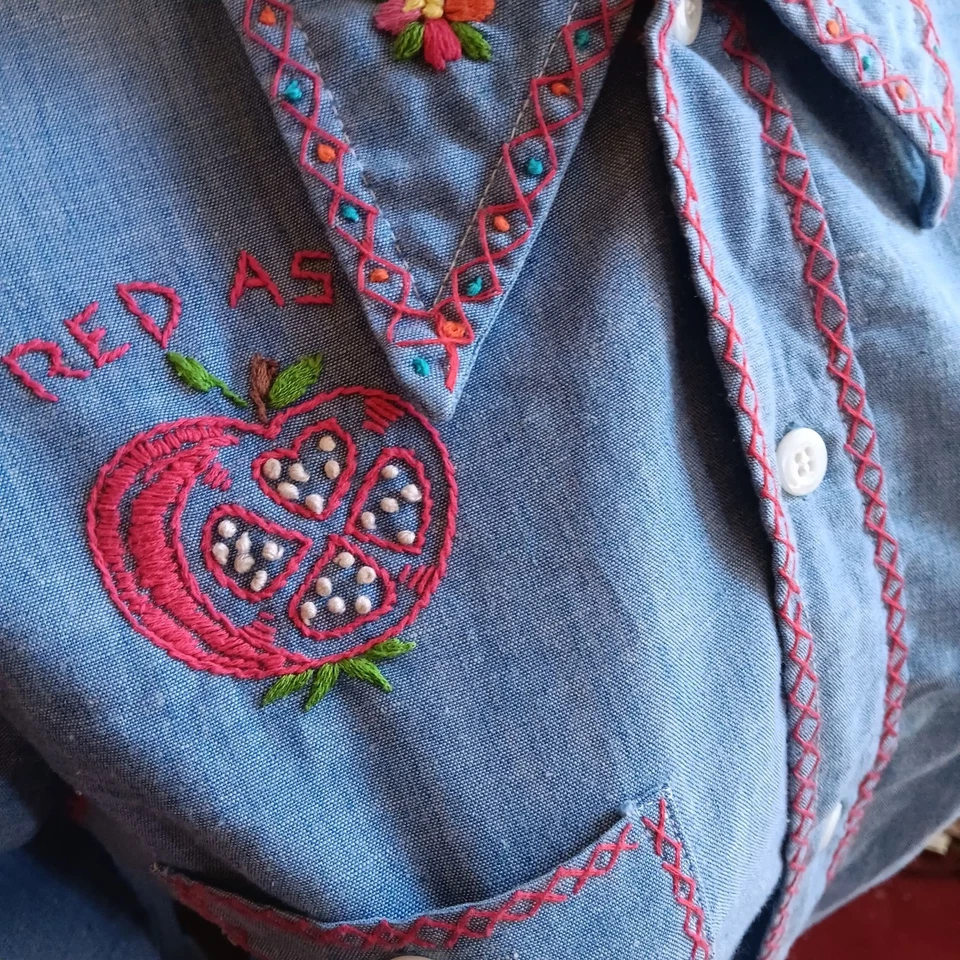 Camisa de mezclilla pequeña vintage años 70 para mujer bordada mariposa cambray hippie  Foto 4 de 4