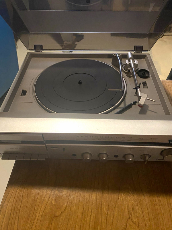 Panasonic SG-V33 Stereo Music System Turntable Vinyl AM/FM w/ Speakers Silver