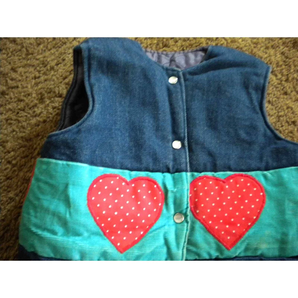 Colete jeans azul vintage infantil faixa de veludo azul-petróleo com corações de bolinhas vermelhas (vc2) - Imagem 2 de 4