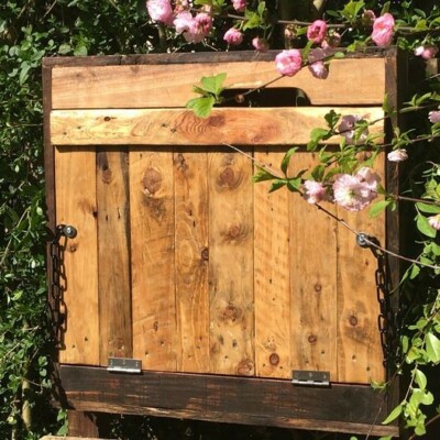 handgefertigte wandmontierte Gartenbar mit Abstelltisch und Glashaltern