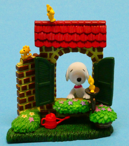 Nr C13 Sammelfigur   Snoopy Premium Figur  To the Garden - Afbeelding 1 van 5