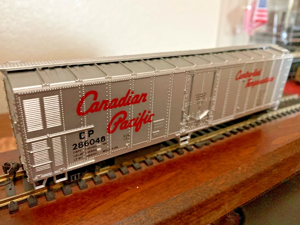 CANADIAN PACIFIC "RED SCRIPT" MECHANICAL REEFER - HO Scale-  NEW RTR DISPLAY - Image 3 of 4