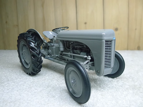 Universal Hobbies 1/16 FERGUSON TEA 20 1949 Tractor Diecast Model UH2690 - Picture 2 of 10