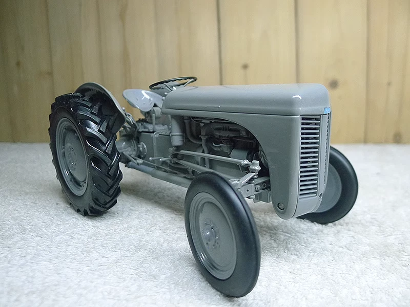 Universal Hobbies 1/16 FERGUSON TEA 20 1949 Tractor Diecast Model UH2690 - Image 2 of 4