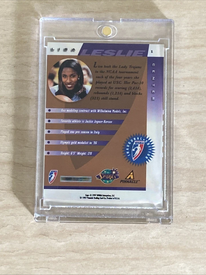 Tarjeta de novato Pinnacle Inside WNBA 1997 - Lisa Leslie #1 (RC) Court Collection Foto 2 de 2