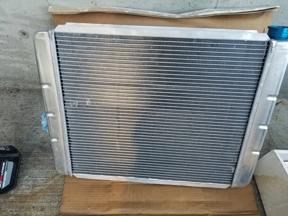 1960-69 Dodge, Chrysler, radiador universal alumínio. 25,75 Wide 19 High 2,25 380425 - Imagem 3 de 4