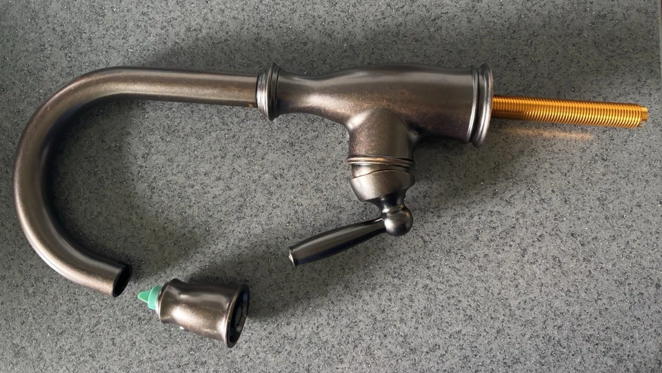 Kit de recorte de grifo de cocina plegable Moen Brantford DSPLY5985ORB bronce frotado con aceite Foto 2 de 4