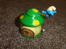 PEYO 1982 VINTAGE SMURF HOUSE WITH WIND UP FLYING SMURF TOY - NEEDS REPAIR