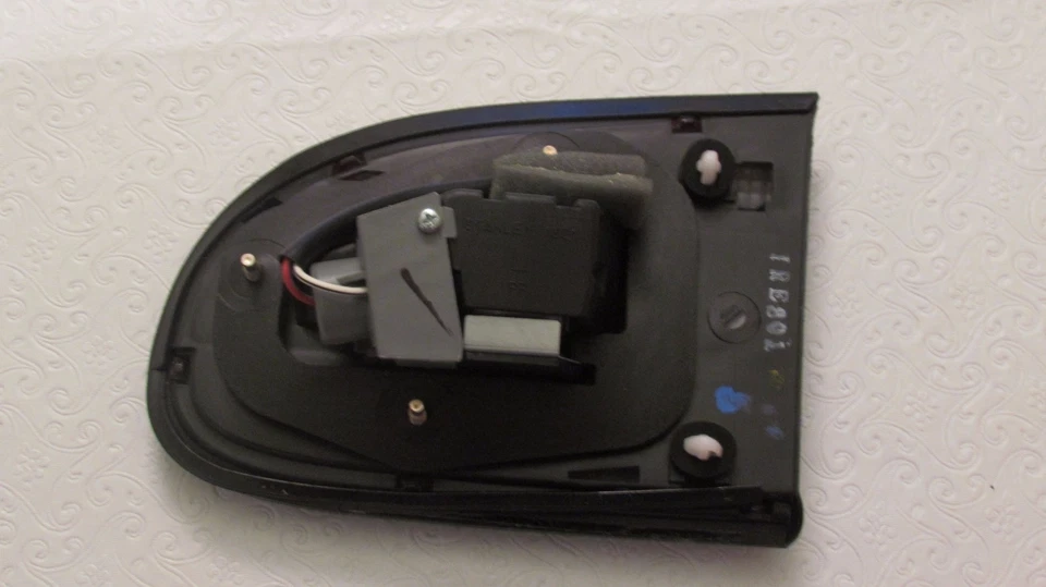 New OEM 1993-97 Geo Prizm Left Backup Inner Light Lamp 94852417 - Image 2 of 2