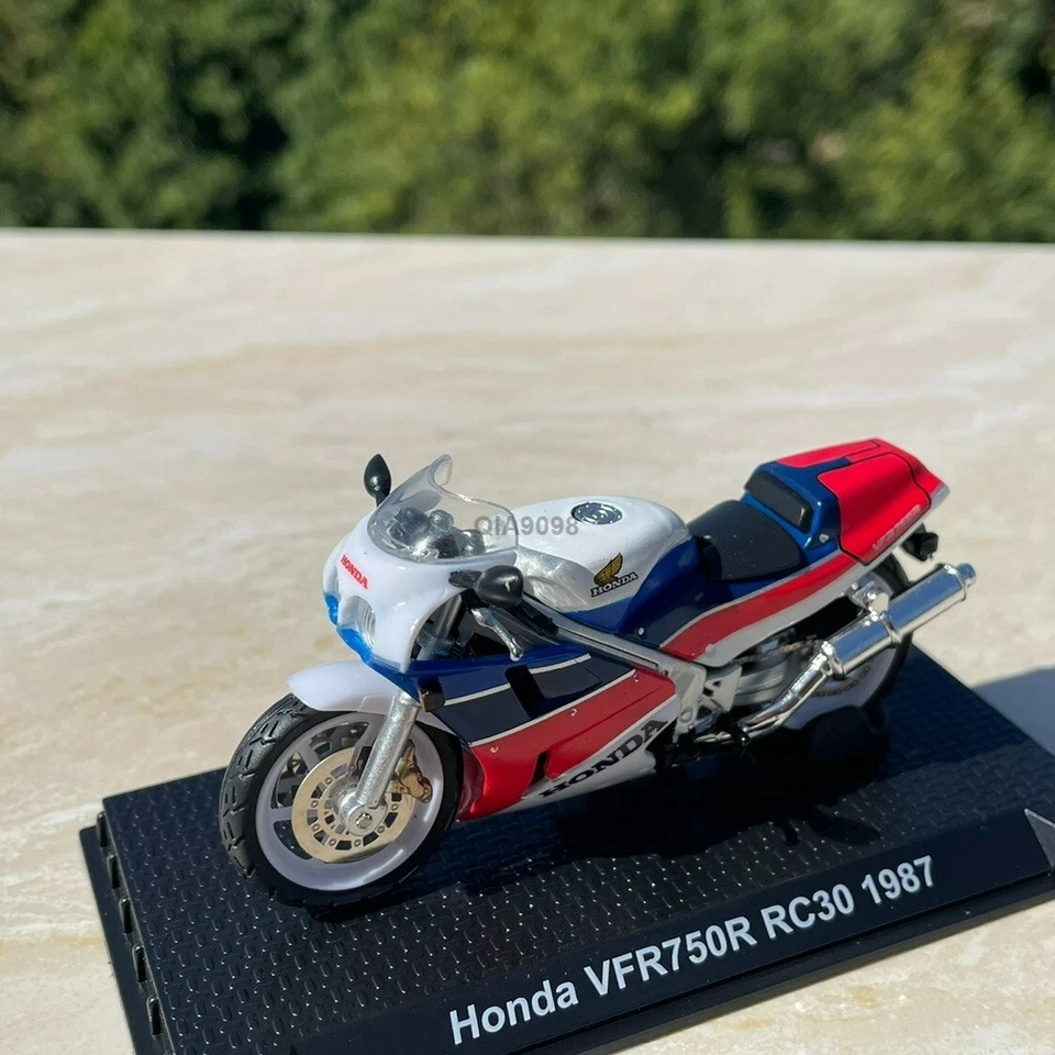 1:24 Scale Honda VFR750R RC30 1987 Motorcycle Diecast Metal& Plastic Model - Image 4 of 4