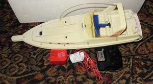 21-034-Nikko-Mad-Dash-Radio-Control-Boat-with-Remote-Battery-and-Charger