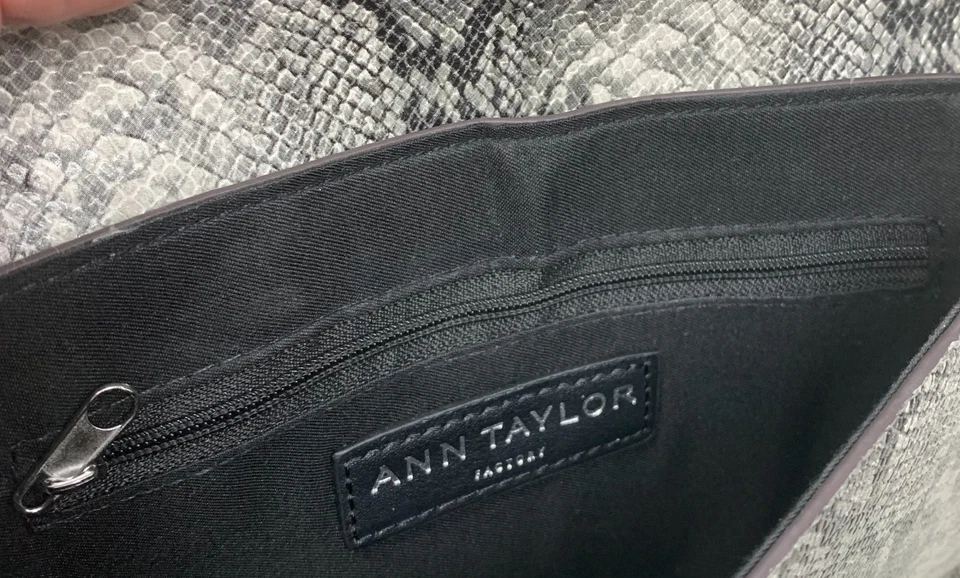 Ann Taylor 黑色蛇爬行动物印花素食皮革手拿包腕带 — 第 4/4 张图片
