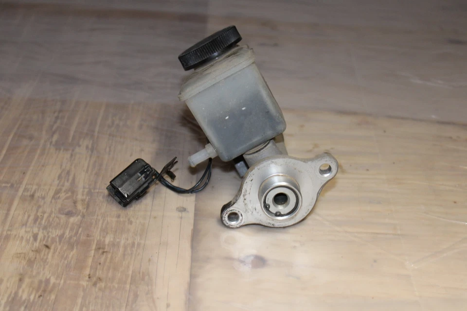 Mazda 626 1993-1997 cilindro maestro de freno con depósito Foto 3 de 4