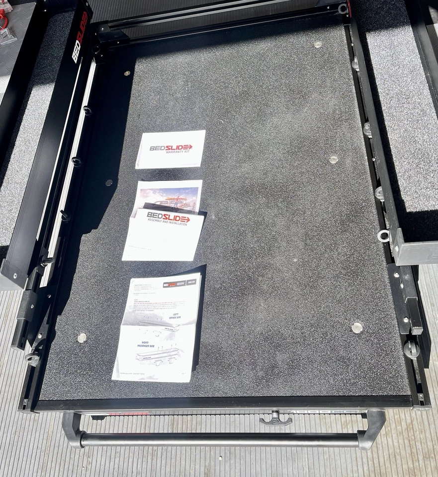 Toyota Tacoma - Deslizamiento de la cama 5 ft platón 2016-23 edición negra con contenedores y amarres Foto 2 de 4