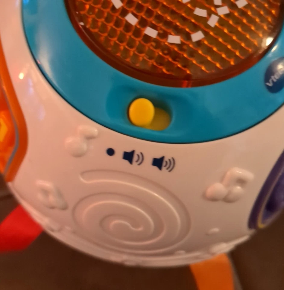 Bola de aprendizaje VTech Light and Move, roja Foto 3 de 4