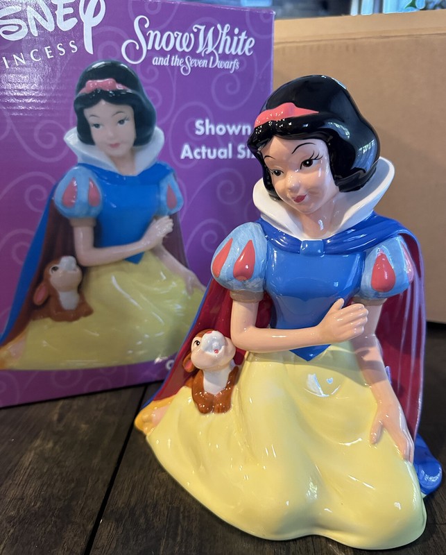 NIB VINTAGE Disney Princess SNOW WHITE Ceramic Bank 8” Tall  Kreisler