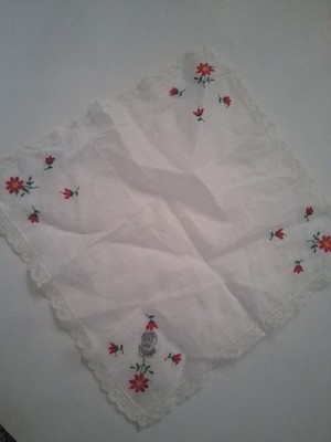 VTG 50s DESCO Hankie Red Daisies Embroider Lace Edge Cotton 100 %