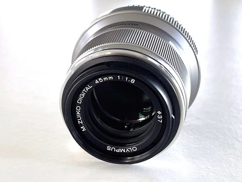 Olympus M.Zuiko Digital ET-M4518 45 mm F/1.8 MSC silber Objektiv mit Zubehör - Bild 2 von 7