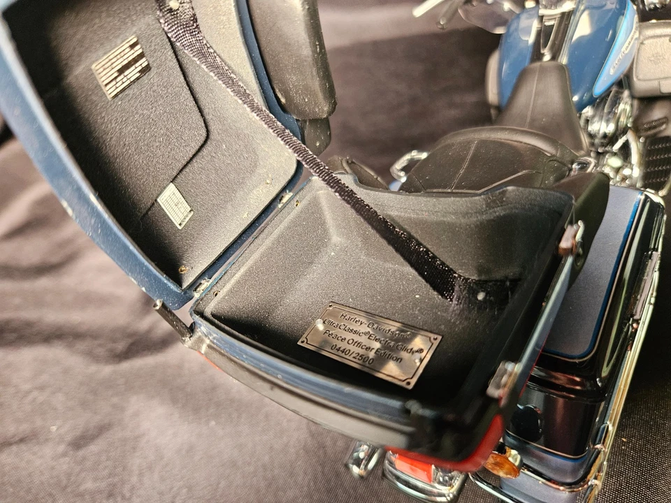 Franklin Mint Harley-Davidson Ultra Classic Peace Officer 1:10 Scale Inv. #4744 - Image 4 of 4