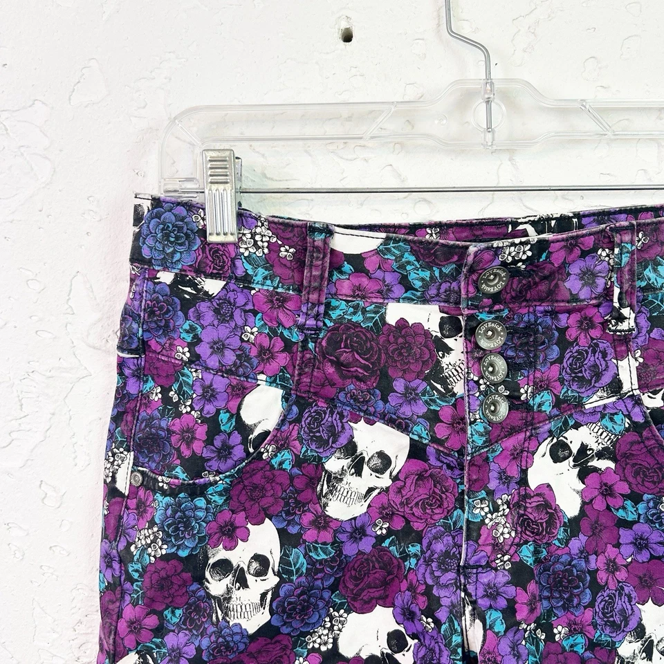 Pantalones Cortos de Denim Lovesick Hot Topic Púrpura Floral Estampado de Calavera Talla 9 Foto 2 de 4