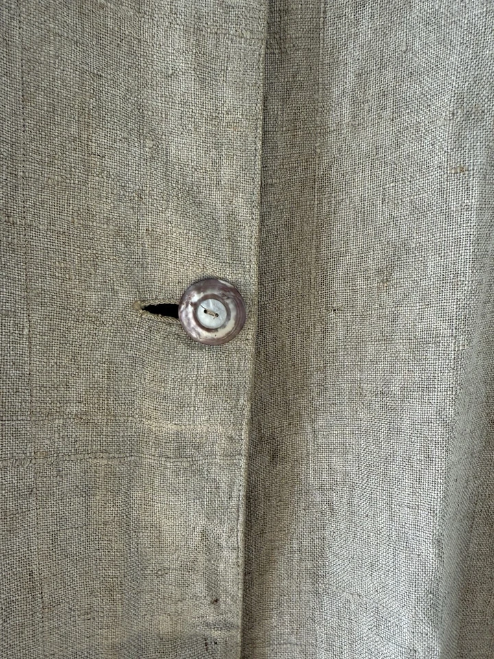 Gabardina vintage años 20 de lino con hebilla trasera con botones de madreperla abertura lateral Foto 3 de 4