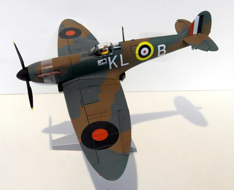Corgi 1/32 AA33904 Spitfire Mk1 N31383/KL-B Kiwi Alan Deere RAF - Image 3 of 4