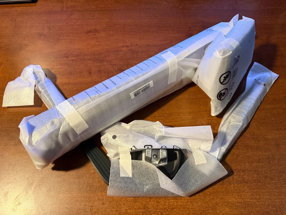 One Gigabyte Aorus FO32U2P Pro 32" 4K QD-OLED DP2.1 STAND ONLY BRAND NEW - Image 3 of 4