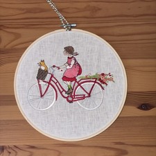 Stickbild von acufactum im Holzrahmen“ Mädchen auf dem Fahrrad Daniela Drescher 