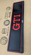 Original VW 'GTI' Rojo Número Placa Soporte Marco Envolvente + GTI Concesionario Mostrar Inserto