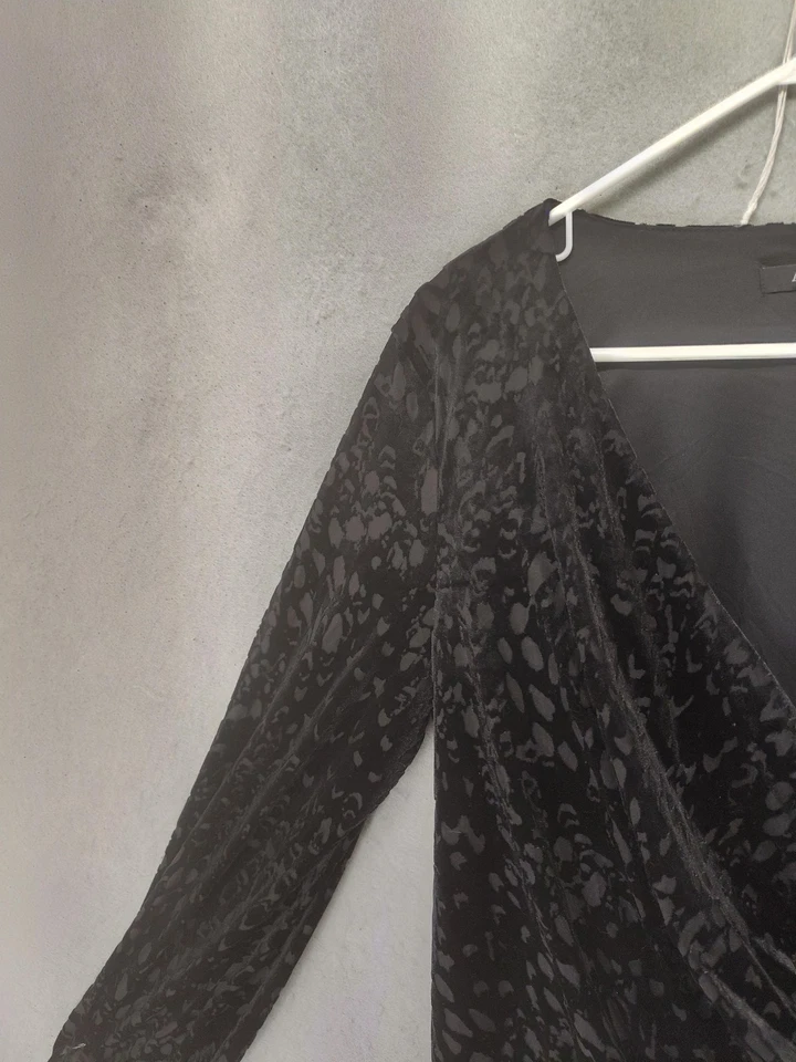 Blusa de fiesta Alfani Wrap Top para mujer grande negra de terciopelo Burnout manga larga Foto 2 de 4