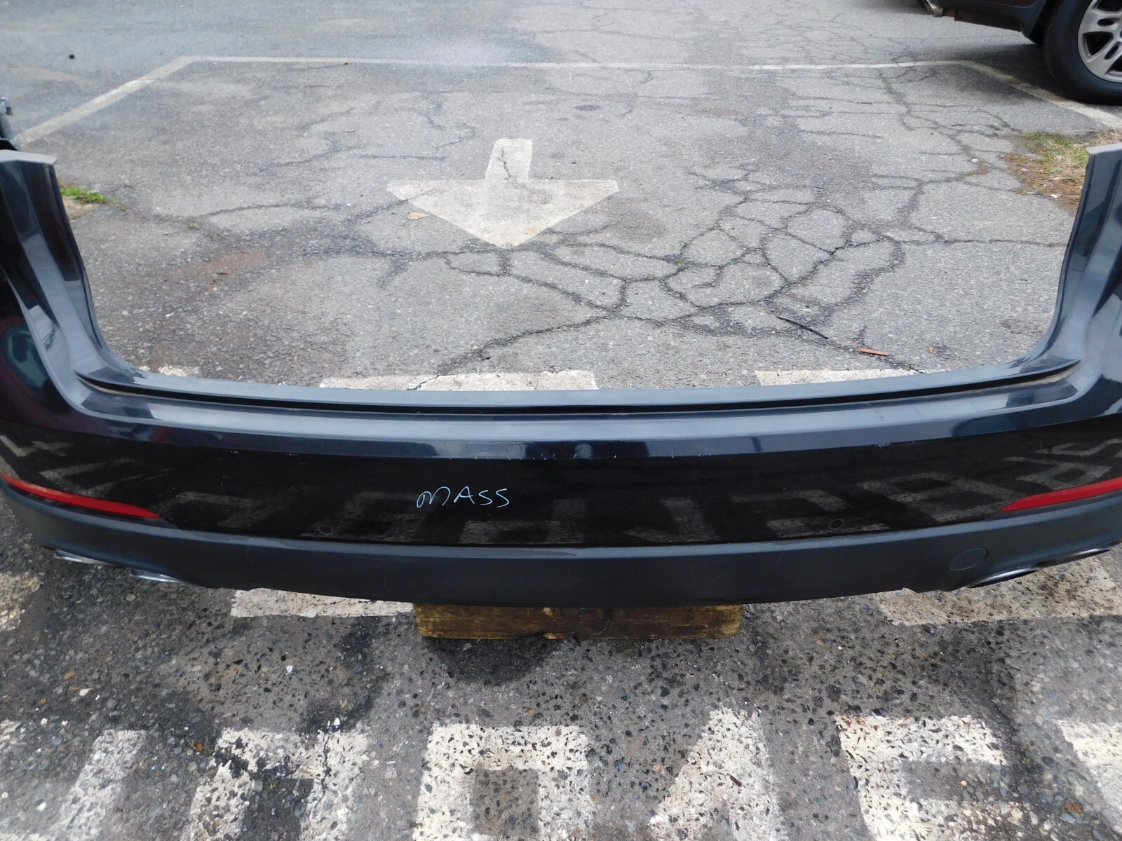 2017-2022 MASERATI LEVANTE OEM REAR BUMPER COVER W/PARK ASSIST NERO