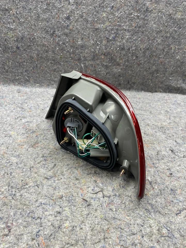 Luz trasera izquierda para Toyota Corolla 1998-2002 conductor Eagle Eye TY563-B000L Foto 4 de 4