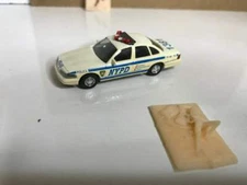 Ho 1/87 Scale Realistic Woman on Bed Figure (2pcs)