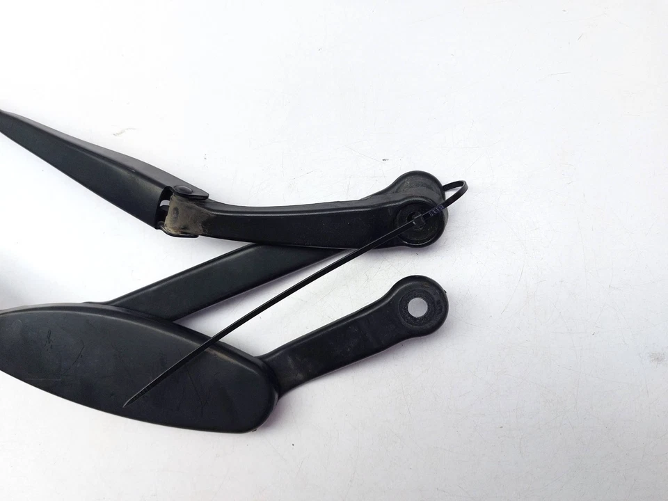 MERCEDES-BENZ E CLASS W213 2016 PAIR OF FRONT WINDSCREEN WIPER ARMS A2138200444 - Image 3 of 4