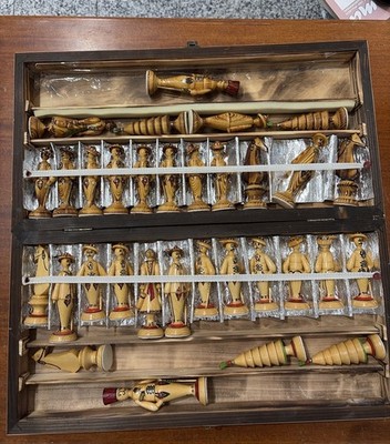 Handgeschnitztes Holz-Schachspiel komplett im Kasten   Vintage Sammlerstück