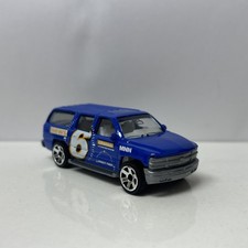 2000 00 Chevy Suburban News Collectible 1/64 Scale Diecast Diorama Model