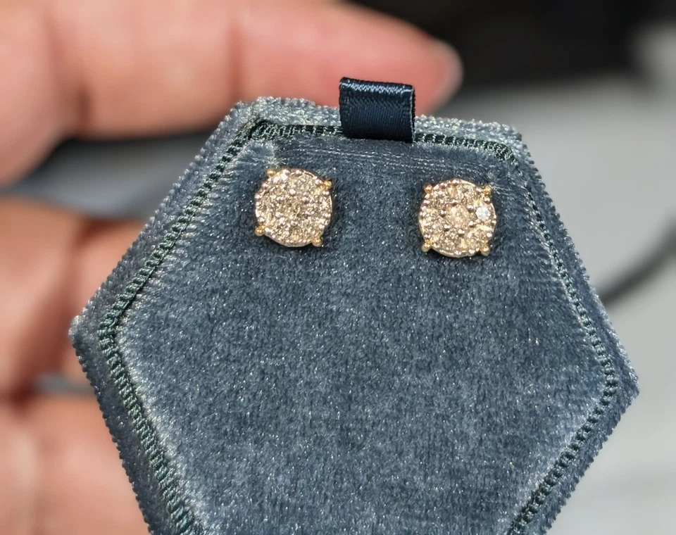 Aretes vintage con racimo de diamantes de oro amarillo de 14 k Foto 3 de 4