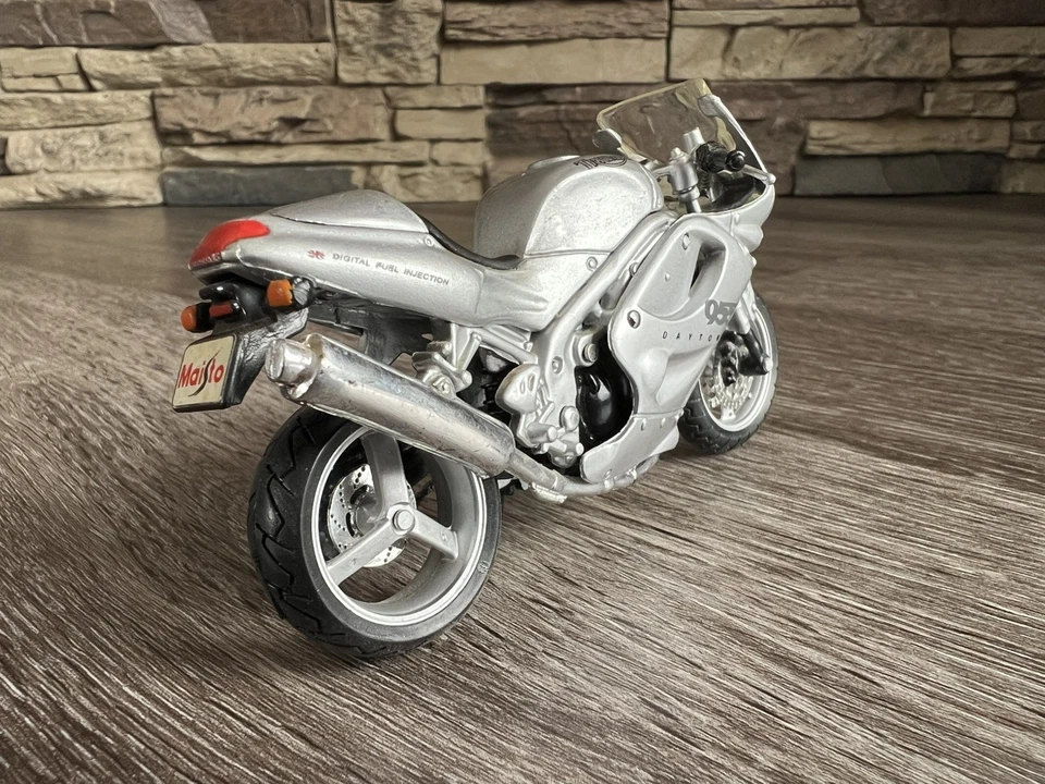Maisto 1/18 Scale Triumph Daytona 955i Sportbike Diecast Motorcycle Toy - Image 2 of 4