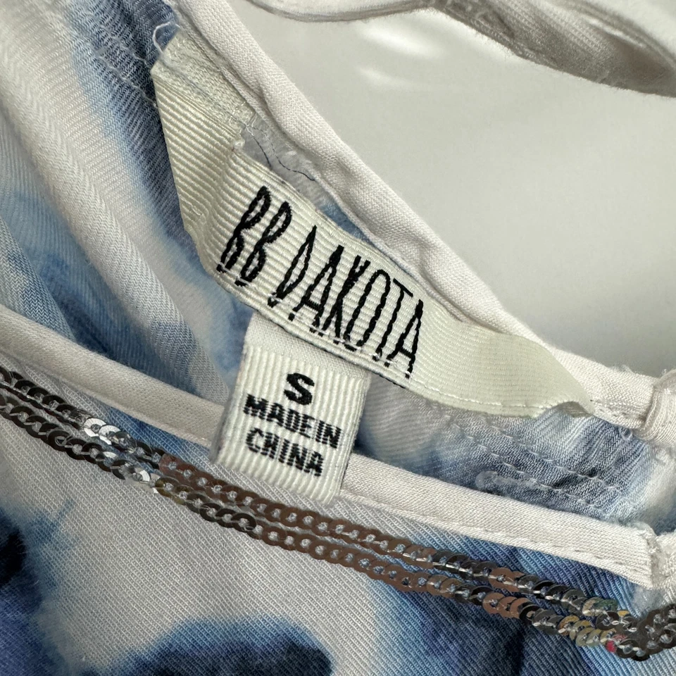 Top trasero BB Dakota para mujer talla pequeña azul blanco tie dye lentejuelas cuello tiras Foto 3 de 4